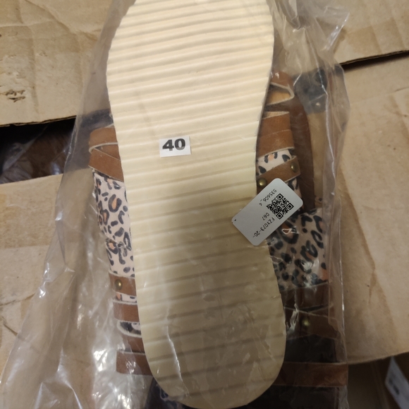 ***NWT-UPC America Flip Flops and Leopard Flip Flops. - Picture 7 of 8